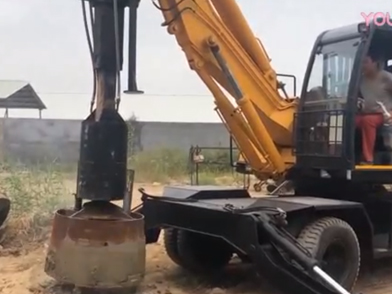 輪式旋挖鉆機為國外客戶展示鉆混凝土